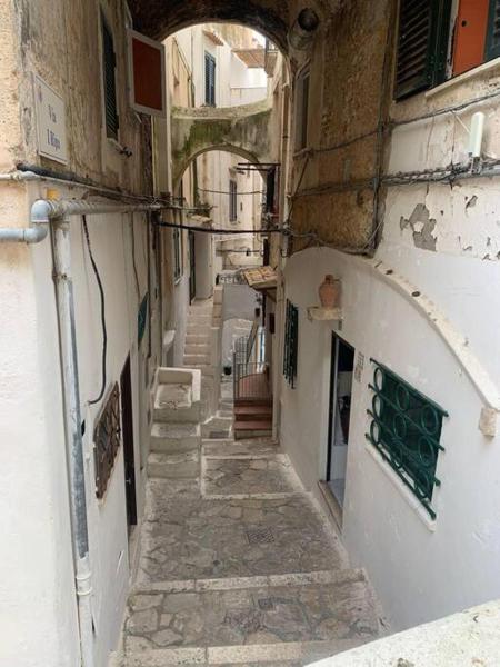 Auf dem Foto ist das Objekt The Grottino Sperlonga Historical Center in der Stadt Sperlonga zu sehen.