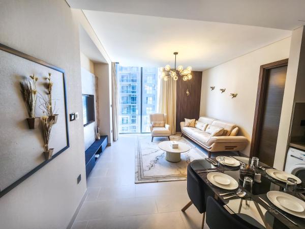 På billedet ses objektet STAY BY LATINEM Luxury 2BR Holiday Home CV B2302 near Burj Khalifa beliggende i byen Dubai.