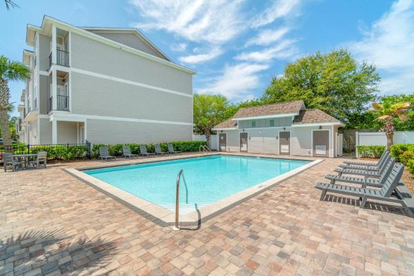 A la foto es mostra l'objecte Waterside Villa With Award Winning Design And Pool situat a la ciutat de Destin.