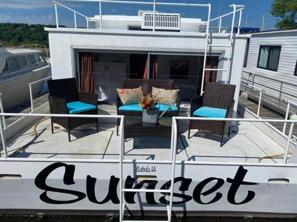 A la foto es mostra l'objecte Unique and Serene Sunset Houseboat for 4 situat a la ciutat de Thomson.