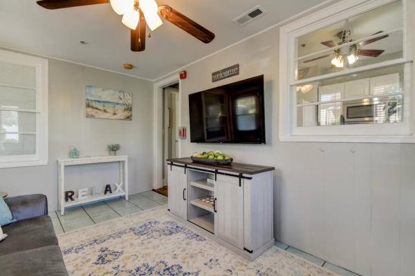 Billede 9: Light & Bright! Quaint Downtown Dunedin Bungalow!