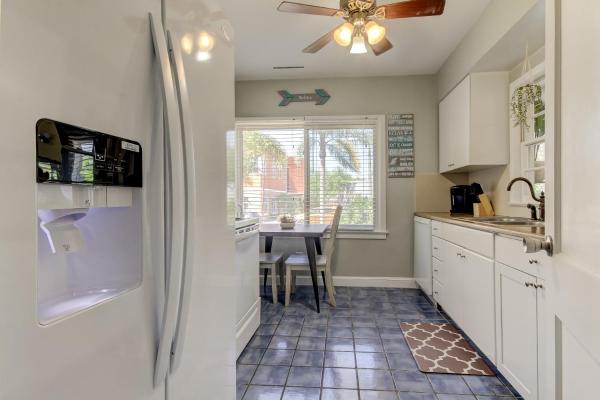 Billede 2: Light & Bright! Quaint Downtown Dunedin Bungalow!