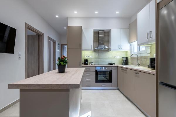 Spacious & Luxe 3BR Downtown 1min to Beach photo 7