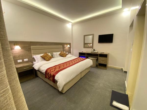 The photo shows the Petra Oleander Hotel located in the city of Wadi Musa.
