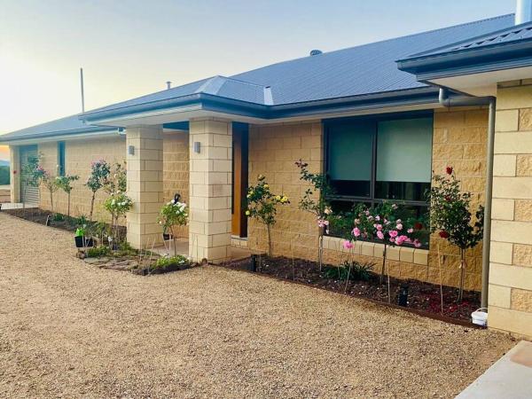 The photo shows the Tolmie Villa 30 min from Mt Buller located in the city of Barwite.