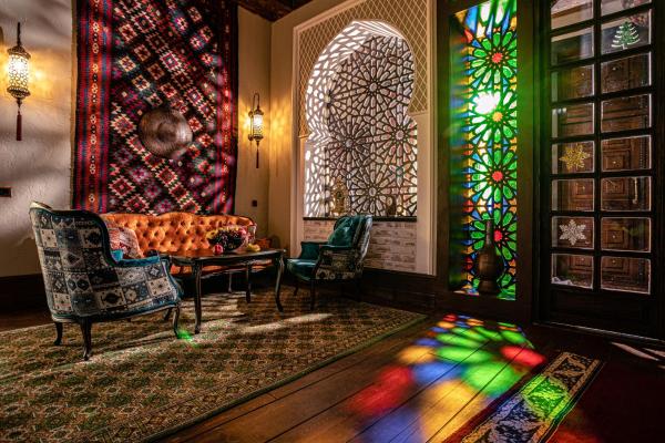 The photo shows the Knyazli Family Suites & Rooms located in the city of Kiçik Qaramurad.