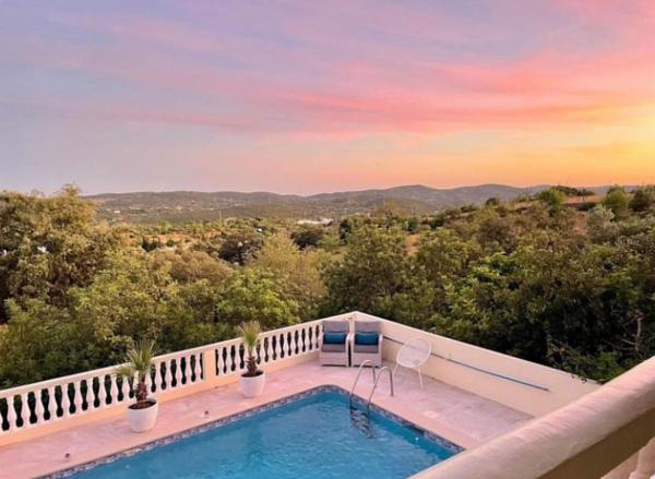 A la foto es mostra l'objecte Villa Panoramic Paradise situat a la ciutat de Peral.