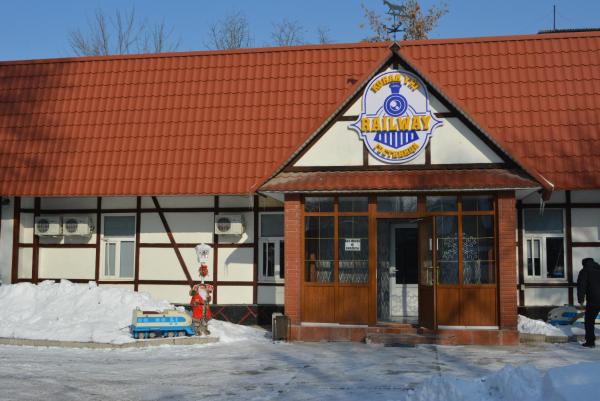 A la foto es mostra l'objecte Railway Hotel situat a la ciutat de Qarasū.