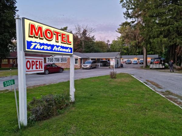 The photo shows the Three Island Motel located in the city of Bobcaygeon.