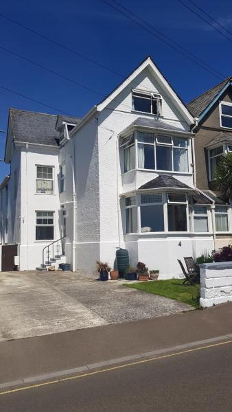 A la foto es mostra l'objecte Huge 7 bed hse for large groups close by the beach situat a la ciutat de Bude.