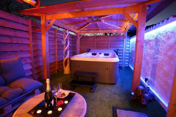 A la foto es mostra l'objecte Lovina Chambre de charme avec jaccuzi situat a la ciutat de Coudoux.