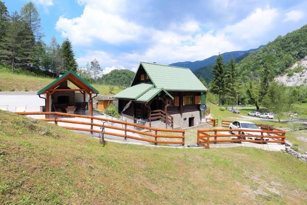 A la foto es mostra l'objecte Holiday house with a parking space Kuzelj, Gorski kotar - 20489 situat a la ciutat de Delnice.