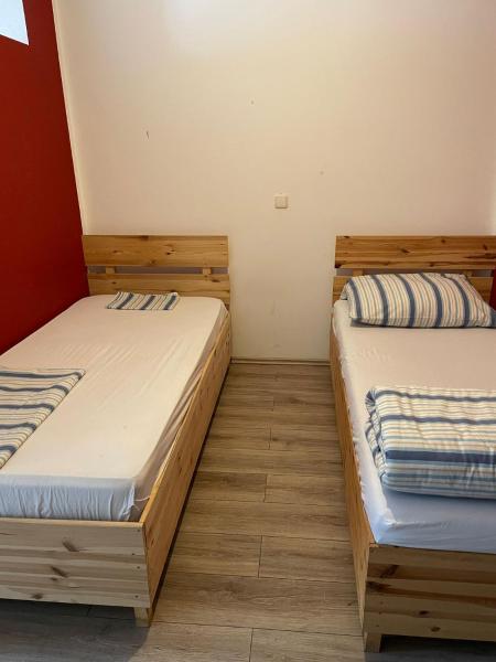 Op de foto is het object Monteur-Apartment am Bahnhof te zien, gelegen in de stad Rote Warte.