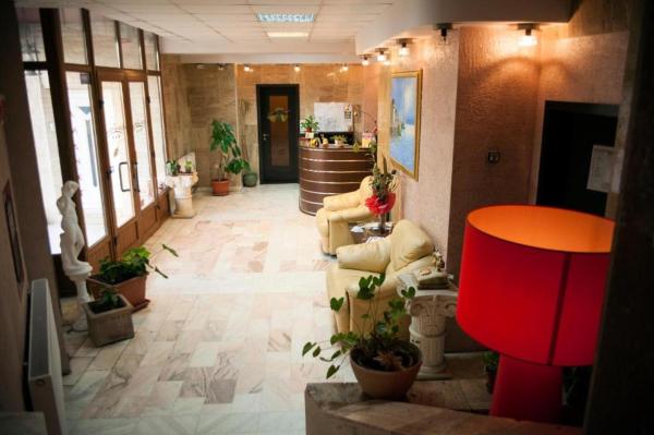 Na fotografii je vidět objekt HOTEL DECENTRIA nacházející se ve městě Temešvár.