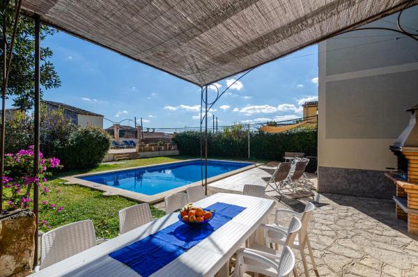 The photo shows the YourHouse Can Bombarda for groups up to 10 guests, perfect for cycling located in the city of Llubí.