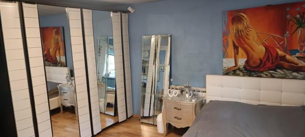 Na fotografii je vidět objekt Queen house apartman nacházející se ve městě Dolje.