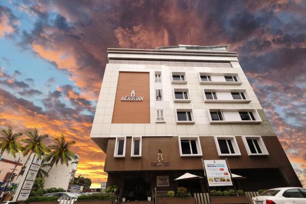 A la foto es mostra l'objecte Akash Inn situat a la ciutat de Shimoga.