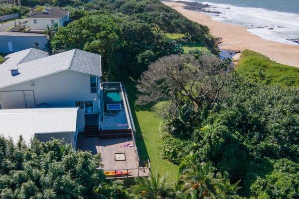 Na zdjęciu widoczny jest obiekt Splash Rock Beachfront Villa położony w mieście Umtentweni.