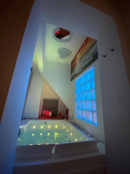 A la foto es mostra l'objecte Visavi' Luxury Room situat a la ciutat de Torre a Mare.