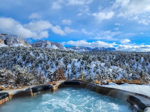 Nella foto è visibile l'oggetto Skyfall Cabin. Stunning views, Hot Tub, minutes from Zion situato nella città di Orderville.