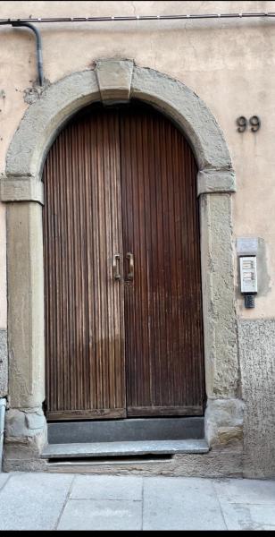 A la foto es mostra l'objecte Number 99 situat a la ciutat de Bergamo.