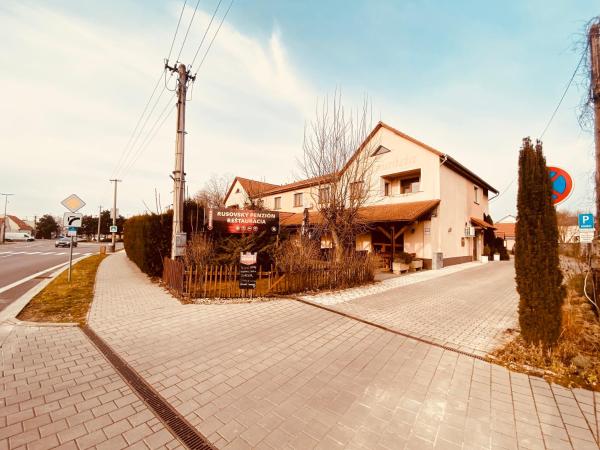 A la foto es mostra l'objecte Rusovský Penzión situat a la ciutat de Čunovo.