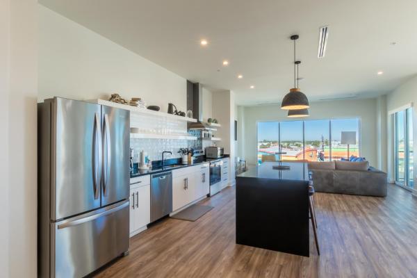 Foto 1: Spacious, 5 BR on the Beach with Rooftop Pool Next to the Hangout!