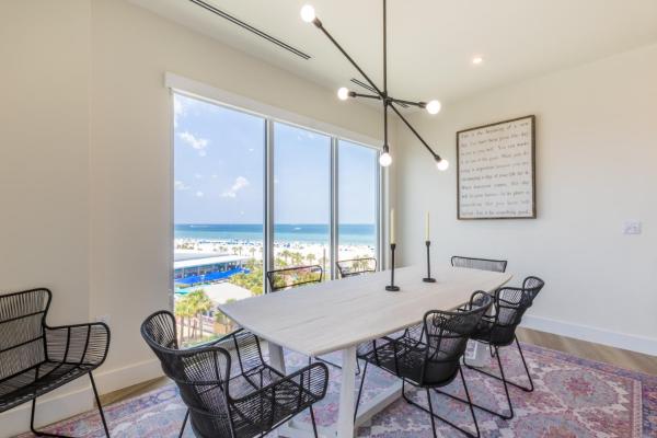 Foto 6: Spacious, 5 BR on the Beach with Rooftop Pool Next to the Hangout!