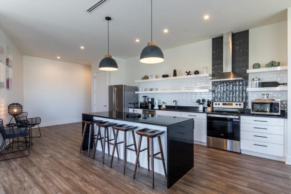 Foto 9: Spacious, 5 BR on the Beach with Rooftop Pool Next to the Hangout!