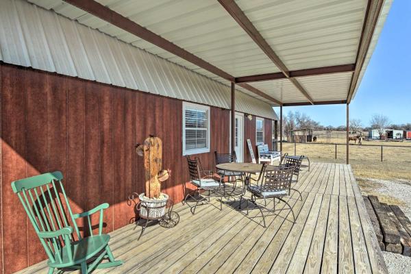 A la foto es mostra l'objecte Boyd Countryside Cabin with Patio and Farm Views situat a la ciutat de Rhome.
