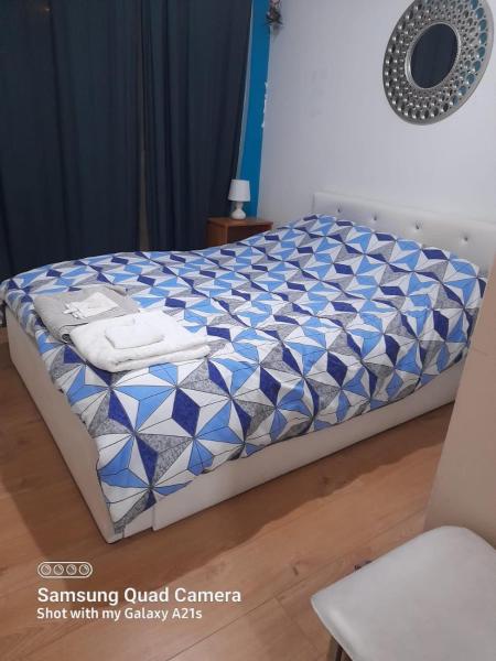 Beautiful 1 bedroom Ground floor with shared bathroom, Londra