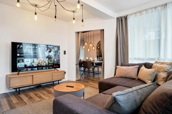 Kuvassa näkyy kohde Park Avenue - Design Apartment Friesenstraße - 4 Pers - WLAN - Netflix - 65 Zoll TV, joka sijaitsee kaupungissa Köln.