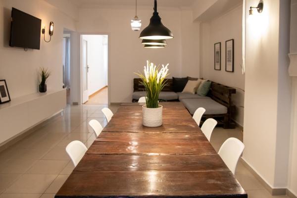 Apartment 7, Athen