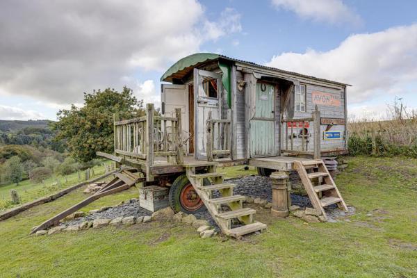 A la foto es mostra l'objecte Glamping Wagon - 1 x Double Bed 2 x Single Bed situat a la ciutat de Broxa.