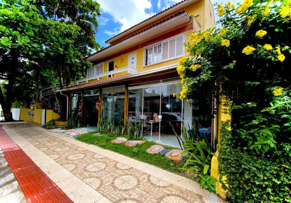 På billedet ses objektet Casas Amarelas beliggende i byen Florianópolis.