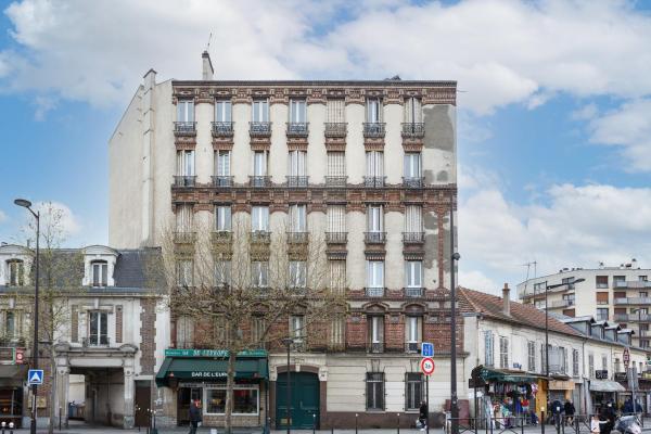 På billedet ses objektet Bourget RER Studio 2ème droite beliggende i byen Le Bourget.