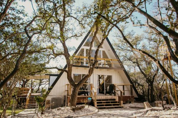 Na fotografii je vidět objekt NEW - Unique A-frame in Canyon Lake nacházející se ve městě Spring Branch.