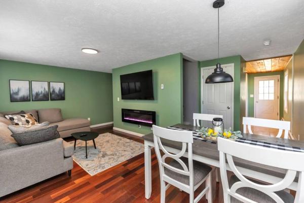 A la foto es mostra l'objecte *NEW* Beautiful 3 floor Townhome with Sauna situat a la ciutat de Bedford.