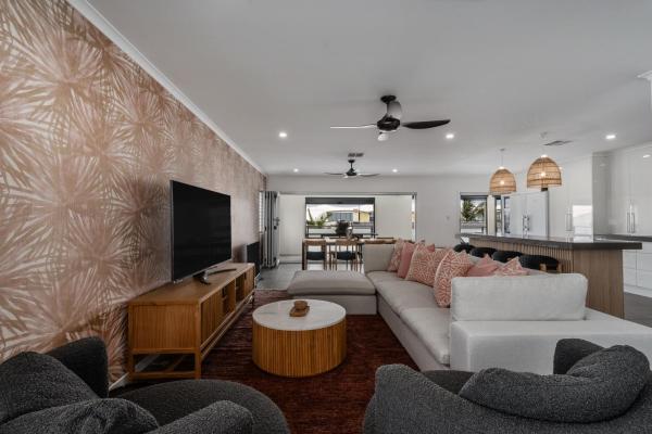 4br Nimolanca Partial Ocean View At Kings Beach - Caloundra
