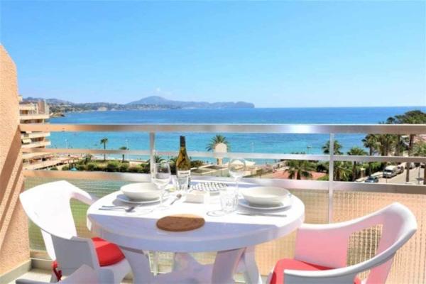 A la foto es mostra l'objecte 3F 1ª línea de playa con vistas al mar situat a la ciutat de Calp.