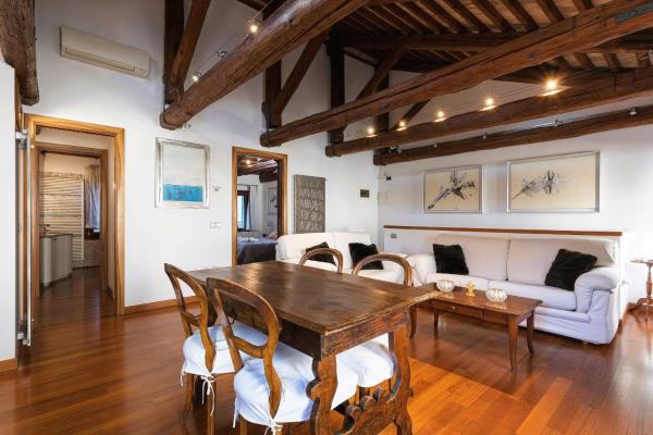 På billedet ses objektet San Marco Luxury Loft with Terrace beliggende i byen Venedig.
