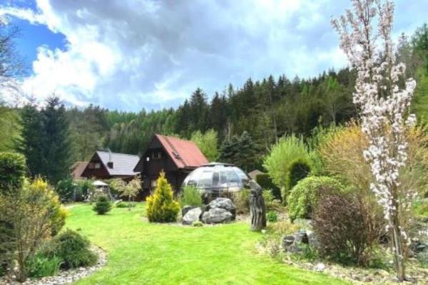 Auf dem Foto ist das Objekt Charming cottage KLARA with Sauna, Nature&Privacy near Prague in der Stadt Chyňava zu sehen.