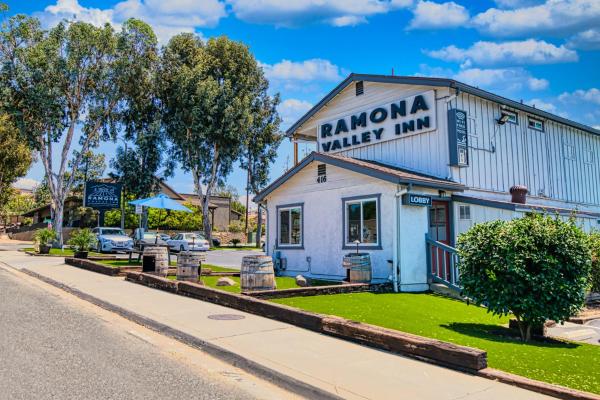 A la foto es mostra l'objecte Ramona Valley Inn situat a la ciutat de Ramona.