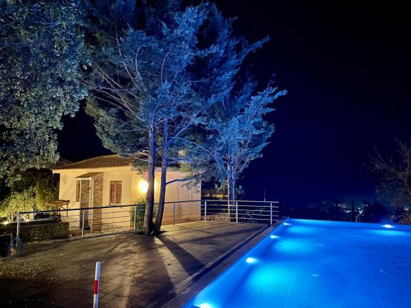 Na fotografii je vidět objekt Finday Eco Boutique Hotel nacházející se ve městě Kalavrita.