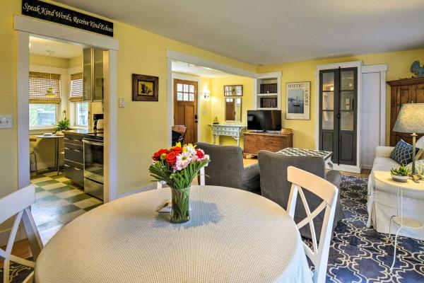 A la foto es mostra l'objecte Bainbridge Island Abode Less Than 1 Mi to Winslow! situat a la ciutat de Tolo.