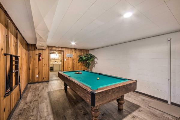 Kuvassa näkyy kohde Marietta Home with Private Hot Tub, Pool Table!, joka sijaitsee kaupungissa Marietta.
