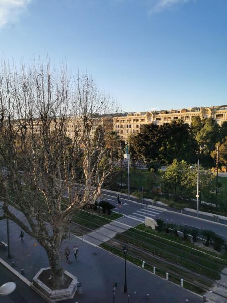 A la foto es mostra l'objecte 2 pièces vieux Nice vue coulée verte situat a la ciutat de Niça.