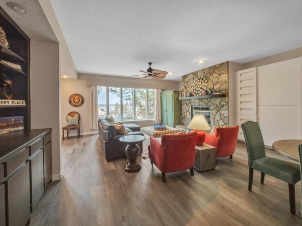 Na fotografii je vidět objekt Lake front Keowee Condo with Balcony & Resort Amenities! 20 min to Clemson condo nacházející se ve městě Salem.