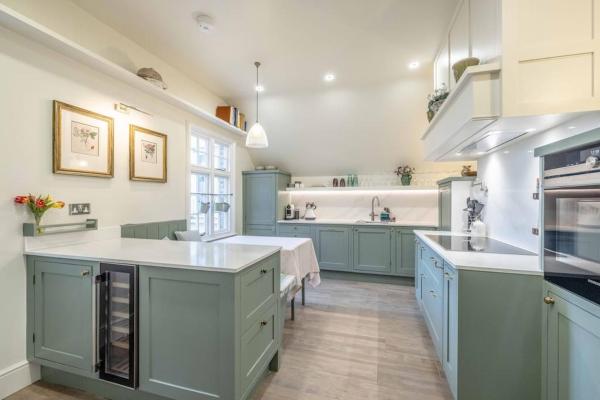 Stylish 2 Bed/2 Bath Flat In The Heart Of Windsor, Windsor