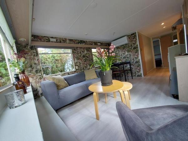 Nella foto è visibile l'oggetto Te Huur: leuke 4-persoons Stacaravan op top locatie! situato nella città di Hoenderloo.